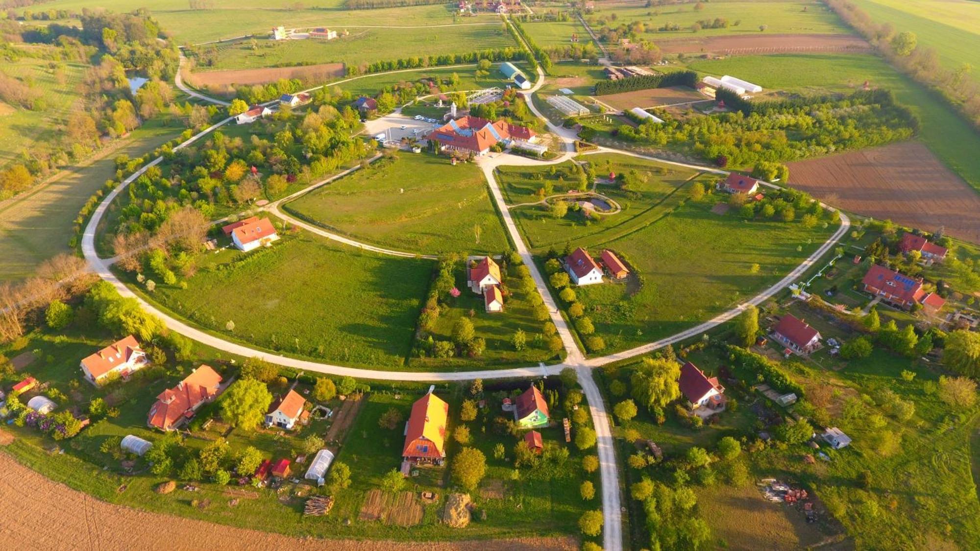 Gurudeva Bhavan Somogyvámos Exterior foto