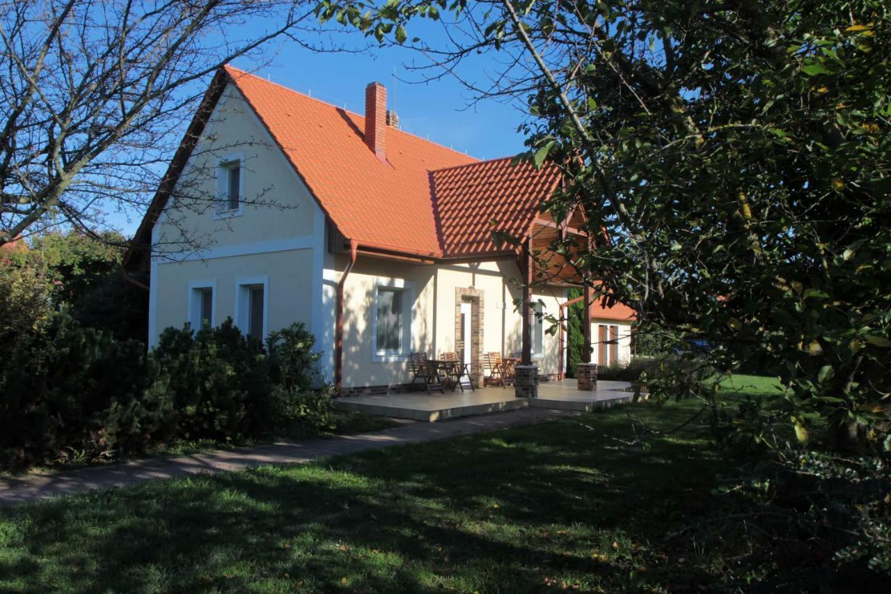 Gurudeva Bhavan Somogyvámos Exterior foto